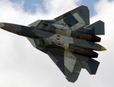 Το Su-57 εντυπωσιάζει σε αεροπορική επίδειξη με αληθινά πυρά (βίντεο)